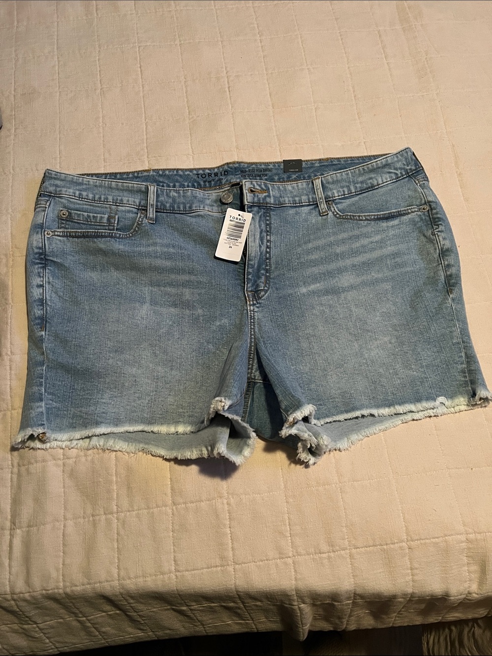 24 Plus size NWT torrid Light Wash Denim Frayed Hem Jean Shorts